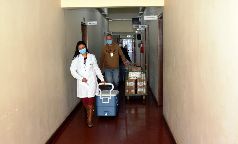 O Governo do Estado descentralizou vacinas contra a Covid-19 da Pfizer/BioNTech para nove municípios do Paraná nesta segunda-feira (24). Ao todo 39.780 doses foram distribuídas para Curitiba, Ponta Grossa, Guarapuava, Foz do Iguaçu, Araucária, Campo Largo, São José dos Pinhais, Colombo e Pinhais. -  24/05/2021  -  Foto: Américo Antonio/SESA