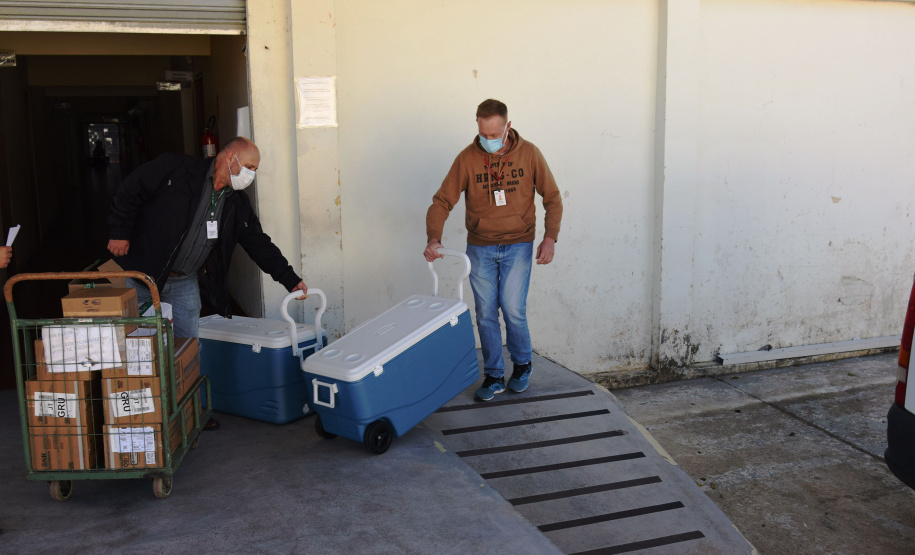 O Governo do Estado descentralizou vacinas contra a Covid-19 da Pfizer/BioNTech para nove municípios do Paraná nesta segunda-feira (24). Ao todo 39.780 doses foram distribuídas para Curitiba, Ponta Grossa, Guarapuava, Foz do Iguaçu, Araucária, Campo Largo, São José dos Pinhais, Colombo e Pinhais. -  24/05/2021  -  Foto: Américo Antonio/SESA