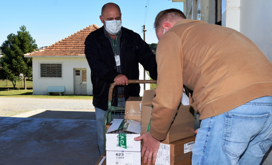 O Governo do Estado descentralizou vacinas contra a Covid-19 da Pfizer/BioNTech para nove municípios do Paraná nesta segunda-feira (24). Ao todo 39.780 doses foram distribuídas para Curitiba, Ponta Grossa, Guarapuava, Foz do Iguaçu, Araucária, Campo Largo, São José dos Pinhais, Colombo e Pinhais. -  24/05/2021  -  Foto: Américo Antonio/SESA