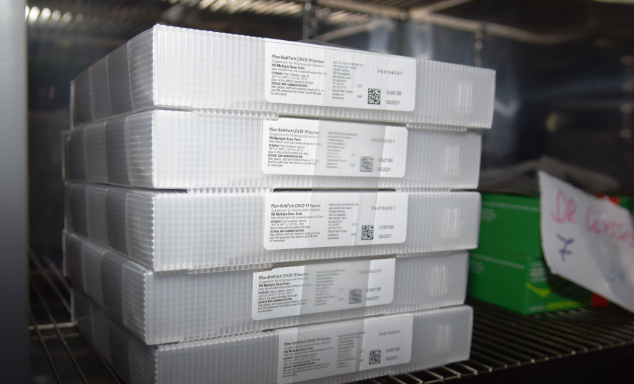 O Governo do Estado descentralizou vacinas contra a Covid-19 da Pfizer/BioNTech para nove municípios do Paraná nesta segunda-feira (24). Ao todo 39.780 doses foram distribuídas para Curitiba, Ponta Grossa, Guarapuava, Foz do Iguaçu, Araucária, Campo Largo, São José dos Pinhais, Colombo e Pinhais. -  24/05/2021  -  Foto: Américo Antonio/SESA