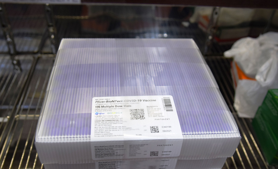 O Governo do Estado descentralizou vacinas contra a Covid-19 da Pfizer/BioNTech para nove municípios do Paraná nesta segunda-feira (24). Ao todo 39.780 doses foram distribuídas para Curitiba, Ponta Grossa, Guarapuava, Foz do Iguaçu, Araucária, Campo Largo, São José dos Pinhais, Colombo e Pinhais. -  24/05/2021  -  Foto: Américo Antonio/SESA