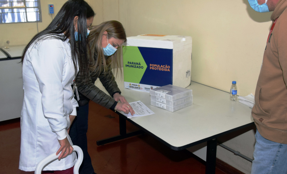 O Governo do Estado descentralizou vacinas contra a Covid-19 da Pfizer/BioNTech para nove municípios do Paraná nesta segunda-feira (24). Ao todo 39.780 doses foram distribuídas para Curitiba, Ponta Grossa, Guarapuava, Foz do Iguaçu, Araucária, Campo Largo, São José dos Pinhais, Colombo e Pinhais. -  24/05/2021  -  Foto: Américo Antonio/SESA