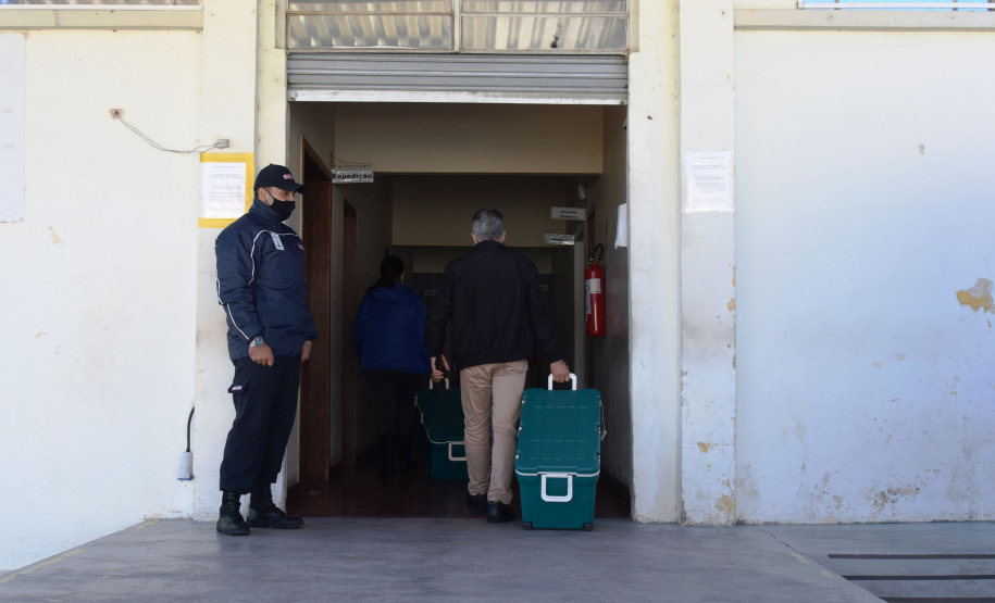 O Governo do Estado descentralizou vacinas contra a Covid-19 da Pfizer/BioNTech para nove municípios do Paraná nesta segunda-feira (24). Ao todo 39.780 doses foram distribuídas para Curitiba, Ponta Grossa, Guarapuava, Foz do Iguaçu, Araucária, Campo Largo, São José dos Pinhais, Colombo e Pinhais. -  24/05/2021  -  Foto: Américo Antonio/SESA
