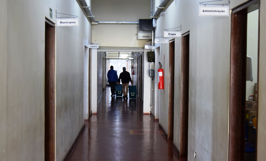 O Governo do Estado descentralizou vacinas contra a Covid-19 da Pfizer/BioNTech para nove municípios do Paraná nesta segunda-feira (24). Ao todo 39.780 doses foram distribuídas para Curitiba, Ponta Grossa, Guarapuava, Foz do Iguaçu, Araucária, Campo Largo, São José dos Pinhais, Colombo e Pinhais. -  24/05/2021  -  Foto: Américo Antonio/SESA