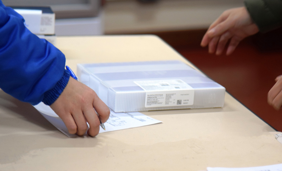 O Governo do Estado descentralizou vacinas contra a Covid-19 da Pfizer/BioNTech para nove municípios do Paraná nesta segunda-feira (24). Ao todo 39.780 doses foram distribuídas para Curitiba, Ponta Grossa, Guarapuava, Foz do Iguaçu, Araucária, Campo Largo, São José dos Pinhais, Colombo e Pinhais. -  24/05/2021  -  Foto: Américo Antonio/SESA