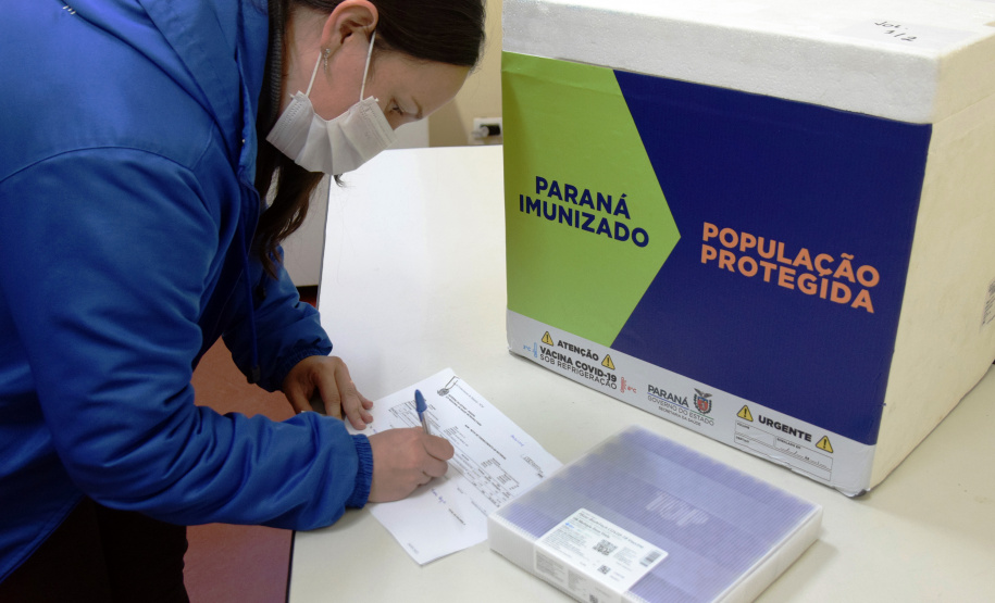 O Governo do Estado descentralizou vacinas contra a Covid-19 da Pfizer/BioNTech para nove municípios do Paraná nesta segunda-feira (24). Ao todo 39.780 doses foram distribuídas para Curitiba, Ponta Grossa, Guarapuava, Foz do Iguaçu, Araucária, Campo Largo, São José dos Pinhais, Colombo e Pinhais. -  24/05/2021  -  Foto: Américo Antonio/SESA