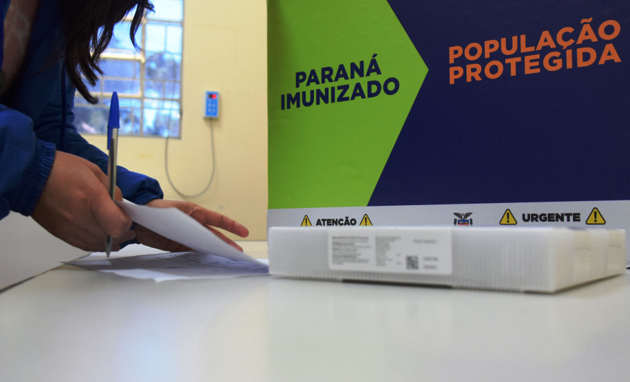 O Governo do Estado descentralizou vacinas contra a Covid-19 da Pfizer/BioNTech para nove municípios do Paraná nesta segunda-feira (24). Ao todo 39.780 doses foram distribuídas para Curitiba, Ponta Grossa, Guarapuava, Foz do Iguaçu, Araucária, Campo Largo, São José dos Pinhais, Colombo e Pinhais. -  24/05/2021  -  Foto: Américo Antonio/SESA