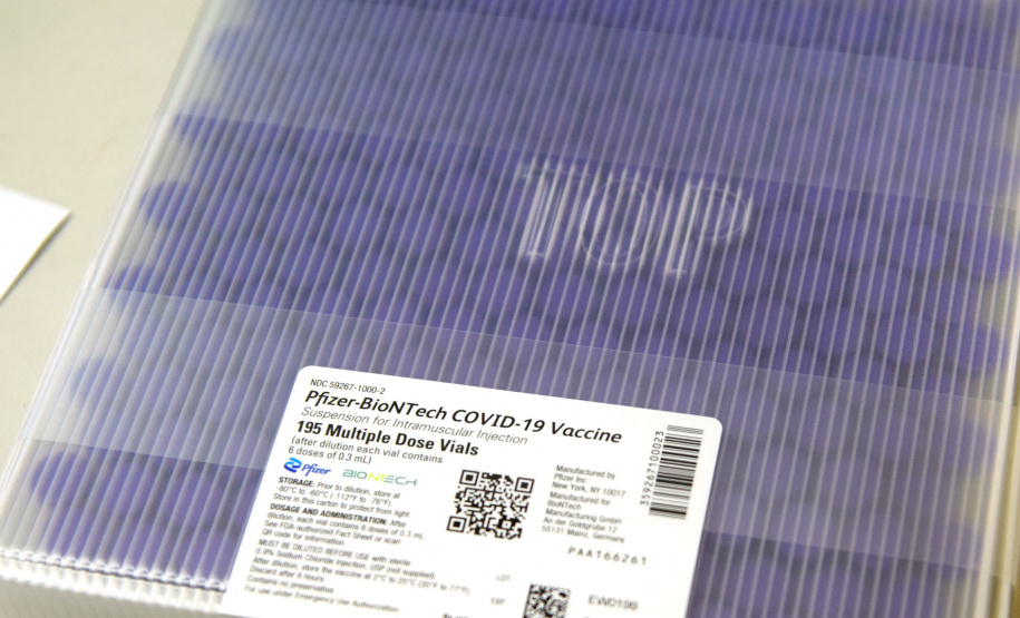 O Governo do Estado descentralizou vacinas contra a Covid-19 da Pfizer/BioNTech para nove municípios do Paraná nesta segunda-feira (24). Ao todo 39.780 doses foram distribuídas para Curitiba, Ponta Grossa, Guarapuava, Foz do Iguaçu, Araucária, Campo Largo, São José dos Pinhais, Colombo e Pinhais. -  24/05/2021  -  Foto: Américo Antonio/SESA