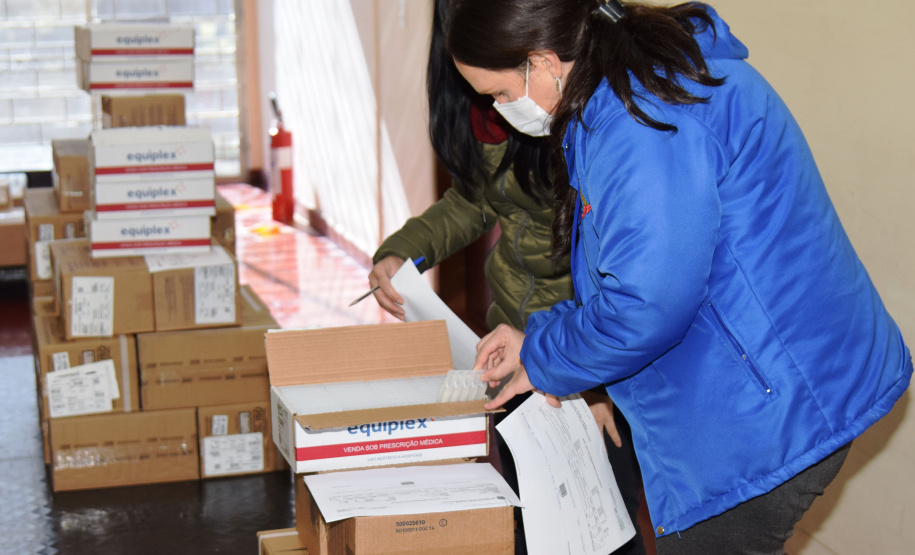 O Governo do Estado descentralizou vacinas contra a Covid-19 da Pfizer/BioNTech para nove municípios do Paraná nesta segunda-feira (24). Ao todo 39.780 doses foram distribuídas para Curitiba, Ponta Grossa, Guarapuava, Foz do Iguaçu, Araucária, Campo Largo, São José dos Pinhais, Colombo e Pinhais. -  24/05/2021  -  Foto: Américo Antonio/SESA