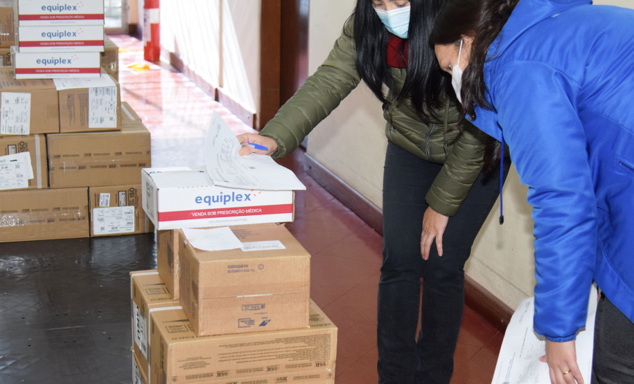 O Governo do Estado descentralizou vacinas contra a Covid-19 da Pfizer/BioNTech para nove municípios do Paraná nesta segunda-feira (24). Ao todo 39.780 doses foram distribuídas para Curitiba, Ponta Grossa, Guarapuava, Foz do Iguaçu, Araucária, Campo Largo, São José dos Pinhais, Colombo e Pinhais. -  24/05/2021  -  Foto: Américo Antonio/SESA