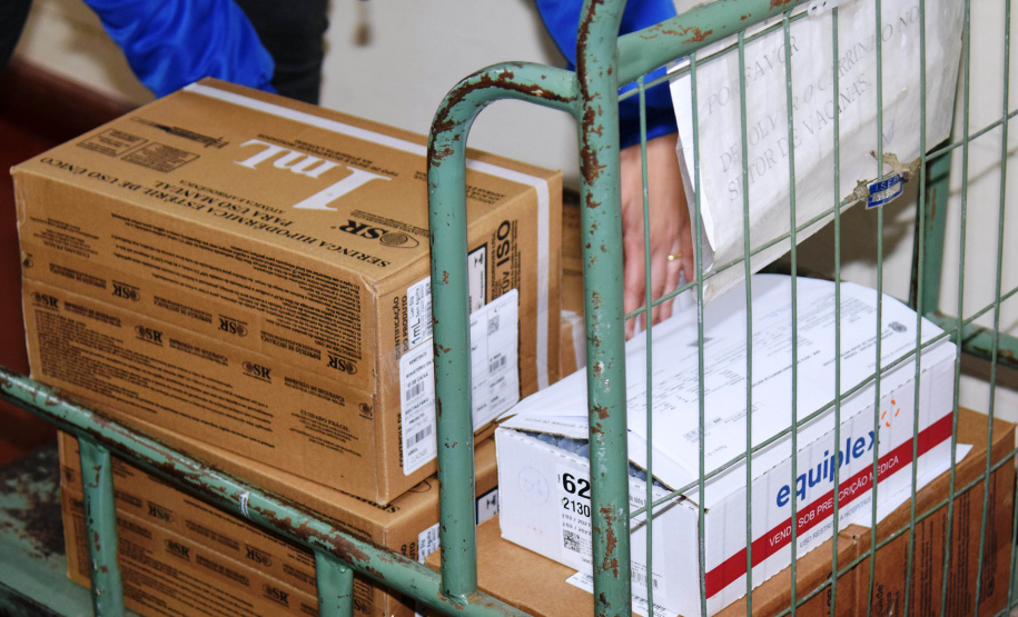 O Governo do Estado descentralizou vacinas contra a Covid-19 da Pfizer/BioNTech para nove municípios do Paraná nesta segunda-feira (24). Ao todo 39.780 doses foram distribuídas para Curitiba, Ponta Grossa, Guarapuava, Foz do Iguaçu, Araucária, Campo Largo, São José dos Pinhais, Colombo e Pinhais. -  24/05/2021  -  Foto: Américo Antonio/SESA