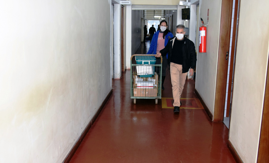 O Governo do Estado descentralizou vacinas contra a Covid-19 da Pfizer/BioNTech para nove municípios do Paraná nesta segunda-feira (24). Ao todo 39.780 doses foram distribuídas para Curitiba, Ponta Grossa, Guarapuava, Foz do Iguaçu, Araucária, Campo Largo, São José dos Pinhais, Colombo e Pinhais. -  24/05/2021  -  Foto: Américo Antonio/SESA