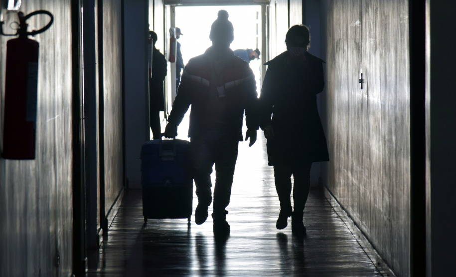 O Governo do Estado descentralizou vacinas contra a Covid-19 da Pfizer/BioNTech para nove municípios do Paraná nesta segunda-feira (24). Ao todo 39.780 doses foram distribuídas para Curitiba, Ponta Grossa, Guarapuava, Foz do Iguaçu, Araucária, Campo Largo, São José dos Pinhais, Colombo e Pinhais. -  24/05/2021  -  Foto: Américo Antonio/SESA