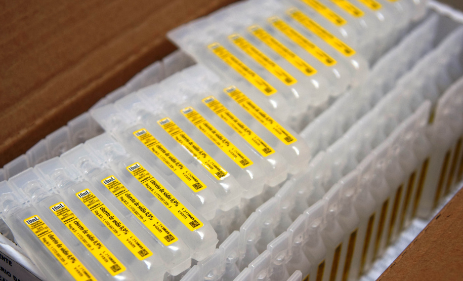 O Governo do Estado descentralizou vacinas contra a Covid-19 da Pfizer/BioNTech para nove municípios do Paraná nesta segunda-feira (24). Ao todo 39.780 doses foram distribuídas para Curitiba, Ponta Grossa, Guarapuava, Foz do Iguaçu, Araucária, Campo Largo, São José dos Pinhais, Colombo e Pinhais. -  24/05/2021  -  Foto: Américo Antonio/SESA