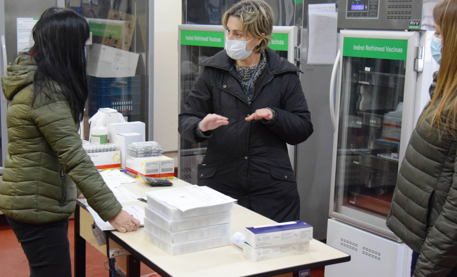 O Governo do Estado descentralizou vacinas contra a Covid-19 da Pfizer/BioNTech para nove municípios do Paraná nesta segunda-feira (24). Ao todo 39.780 doses foram distribuídas para Curitiba, Ponta Grossa, Guarapuava, Foz do Iguaçu, Araucária, Campo Largo, São José dos Pinhais, Colombo e Pinhais. -  24/05/2021  -  Foto: Américo Antonio/SESA