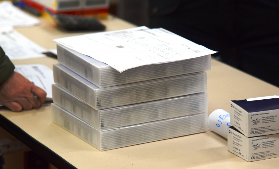 O Governo do Estado descentralizou vacinas contra a Covid-19 da Pfizer/BioNTech para nove municípios do Paraná nesta segunda-feira (24). Ao todo 39.780 doses foram distribuídas para Curitiba, Ponta Grossa, Guarapuava, Foz do Iguaçu, Araucária, Campo Largo, São José dos Pinhais, Colombo e Pinhais. -  24/05/2021  -  Foto: Américo Antonio/SESA