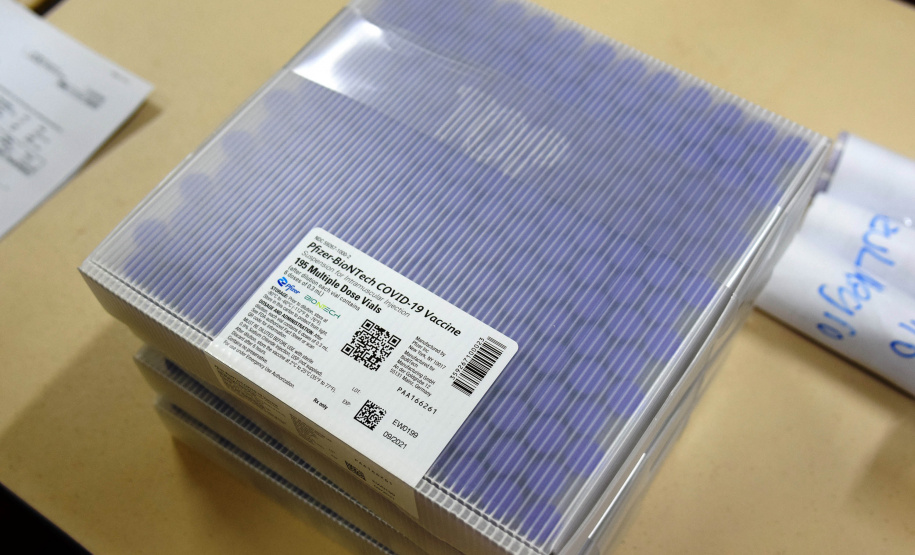 O Governo do Estado descentralizou vacinas contra a Covid-19 da Pfizer/BioNTech para nove municípios do Paraná nesta segunda-feira (24). Ao todo 39.780 doses foram distribuídas para Curitiba, Ponta Grossa, Guarapuava, Foz do Iguaçu, Araucária, Campo Largo, São José dos Pinhais, Colombo e Pinhais. -  24/05/2021  -  Foto: Américo Antonio/SESA