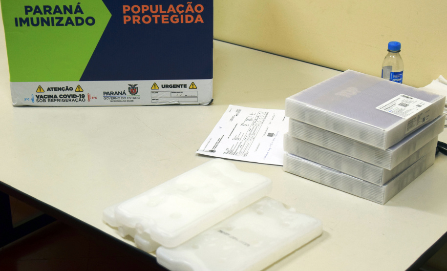 O Governo do Estado descentralizou vacinas contra a Covid-19 da Pfizer/BioNTech para nove municípios do Paraná nesta segunda-feira (24). Ao todo 39.780 doses foram distribuídas para Curitiba, Ponta Grossa, Guarapuava, Foz do Iguaçu, Araucária, Campo Largo, São José dos Pinhais, Colombo e Pinhais. -  24/05/2021  -  Foto: Américo Antonio/SESA