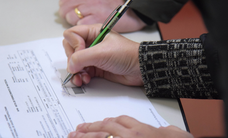 O Governo do Estado descentralizou vacinas contra a Covid-19 da Pfizer/BioNTech para nove municípios do Paraná nesta segunda-feira (24). Ao todo 39.780 doses foram distribuídas para Curitiba, Ponta Grossa, Guarapuava, Foz do Iguaçu, Araucária, Campo Largo, São José dos Pinhais, Colombo e Pinhais. -  24/05/2021  -  Foto: Américo Antonio/SESA