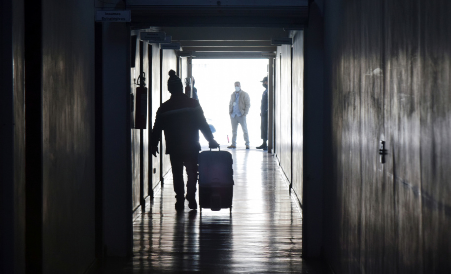 O Governo do Estado descentralizou vacinas contra a Covid-19 da Pfizer/BioNTech para nove municípios do Paraná nesta segunda-feira (24). Ao todo 39.780 doses foram distribuídas para Curitiba, Ponta Grossa, Guarapuava, Foz do Iguaçu, Araucária, Campo Largo, São José dos Pinhais, Colombo e Pinhais. -  24/05/2021  -  Foto: Américo Antonio/SESA