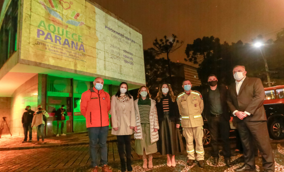 O Governo do Estado deu início oficialmente nesta quarta-feira (12) à campanha Aquece Paraná 2021. A iniciativa da Superintendência Geral de Ação Solidária (SGAS) busca arrecadar roupas, calçados, cobertores, roupas de cama e outros itens em bom estado de uso para destinar a pessoas em situação de vulnerabilidade social de todas as regiões do Estado. A cerimônia de abertura ocorreu por meio de um drive-thru na área externa do Teatro Guaíra. - Curitiba, 12/05/2021 - Foto: Valdelino Pontes