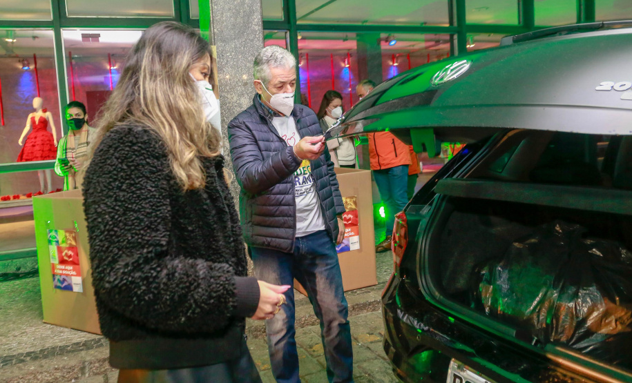 O Governo do Estado deu início oficialmente nesta quarta-feira (12) à campanha Aquece Paraná 2021. A iniciativa da Superintendência Geral de Ação Solidária (SGAS) busca arrecadar roupas, calçados, cobertores, roupas de cama e outros itens em bom estado de uso para destinar a pessoas em situação de vulnerabilidade social de todas as regiões do Estado. A cerimônia de abertura ocorreu por meio de um drive-thru na área externa do Teatro Guaíra. - Curitiba, 12/05/2021 - Foto: Valdelino Pontes