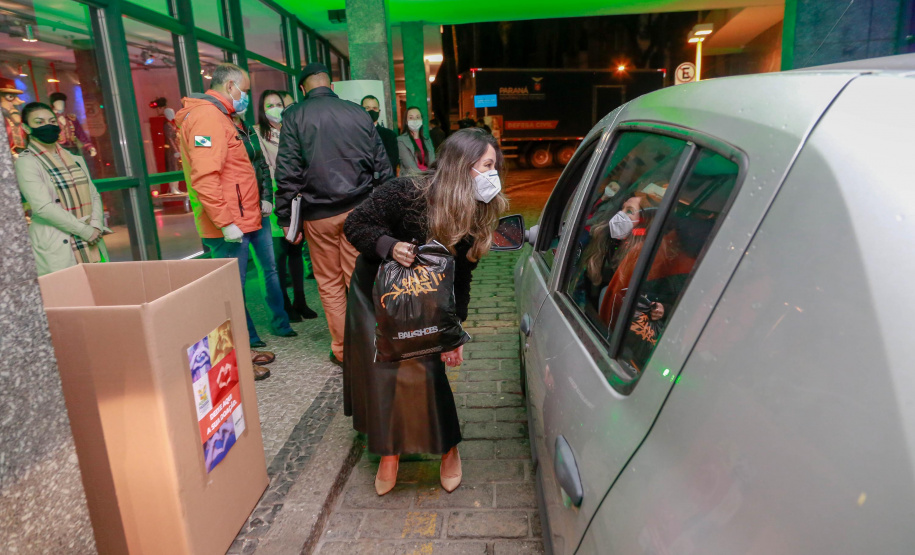 O Governo do Estado deu início oficialmente nesta quarta-feira (12) à campanha Aquece Paraná 2021. A iniciativa da Superintendência Geral de Ação Solidária (SGAS) busca arrecadar roupas, calçados, cobertores, roupas de cama e outros itens em bom estado de uso para destinar a pessoas em situação de vulnerabilidade social de todas as regiões do Estado. A cerimônia de abertura ocorreu por meio de um drive-thru na área externa do Teatro Guaíra. - Curitiba, 12/05/2021 - Foto: Valdelino Pontes