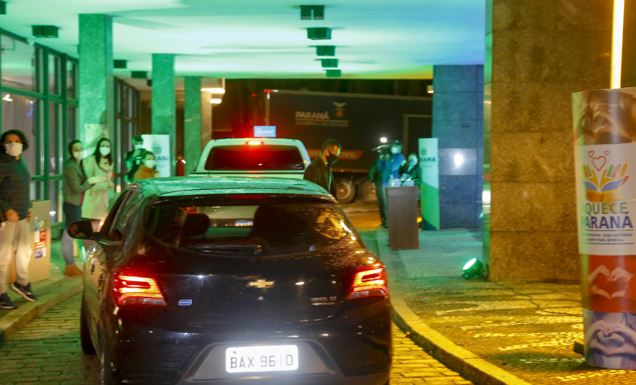 O Governo do Estado deu início oficialmente nesta quarta-feira (12) à campanha Aquece Paraná 2021. A iniciativa da Superintendência Geral de Ação Solidária (SGAS) busca arrecadar roupas, calçados, cobertores, roupas de cama e outros itens em bom estado de uso para destinar a pessoas em situação de vulnerabilidade social de todas as regiões do Estado. A cerimônia de abertura ocorreu por meio de um drive-thru na área externa do Teatro Guaíra.Foto Gilson Abreu/Aen