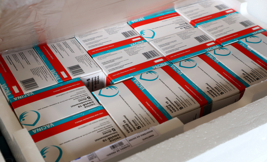 O Paraná vai receber do Ministério da Saúde mais 390.190 vacinas contra a Covid-19. Todas são primeira dose, o que deve acelerar a imunização em novos grupos prioritários. A 21ª remessa ainda não teve data de envio divulgada. - Foto: Ari Dias/AEN