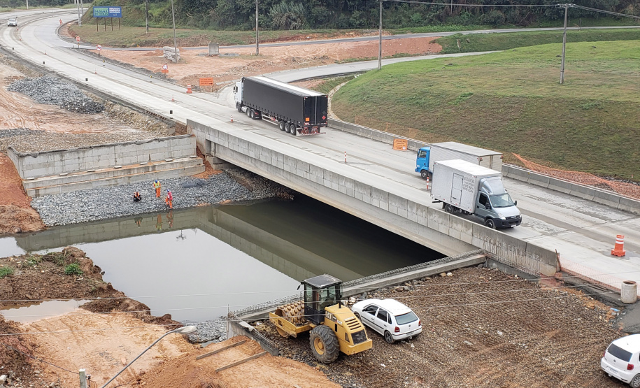Transporte de vigas para obra na PR-092 afetará o trânsito entre Curitiba e Almirante Tamandaré. Foto::DER