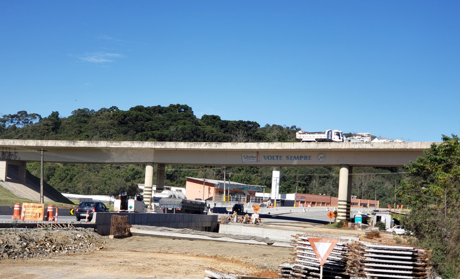 Transporte de vigas para obra na PR-092 afetará o trânsito entre Curitiba e Almirante Tamandaré. Foto::DER
