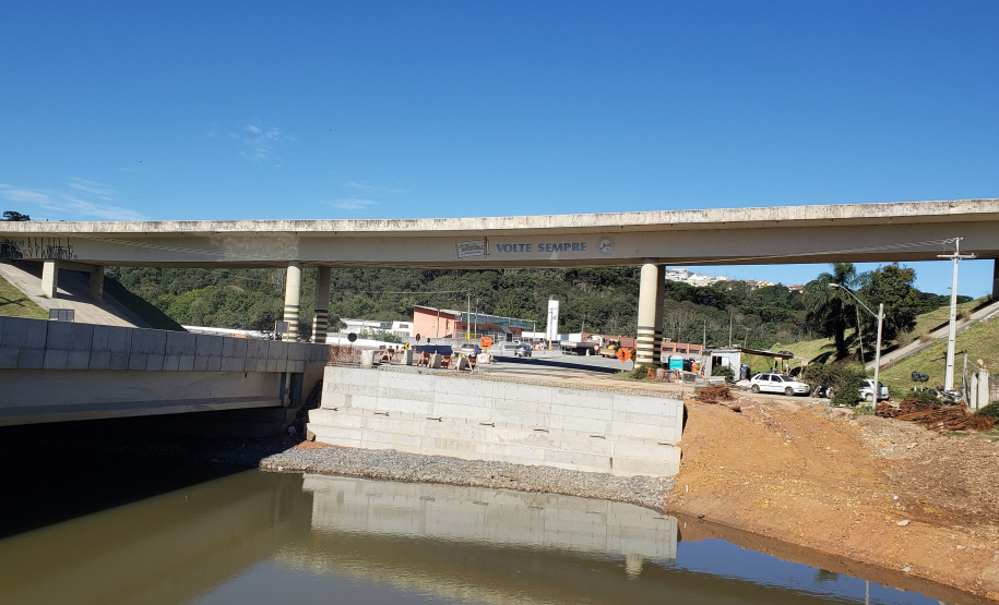 Transporte de vigas para obra na PR-092 afetará o trânsito entre Curitiba e Almirante Tamandaré. Foto::DER