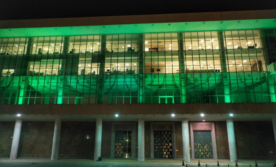 Iluminação verde do Palácio Iguaçu lembra a Semana da Pessoa com Esquizofrenia. Foto: Alessandro Vieira/AEN