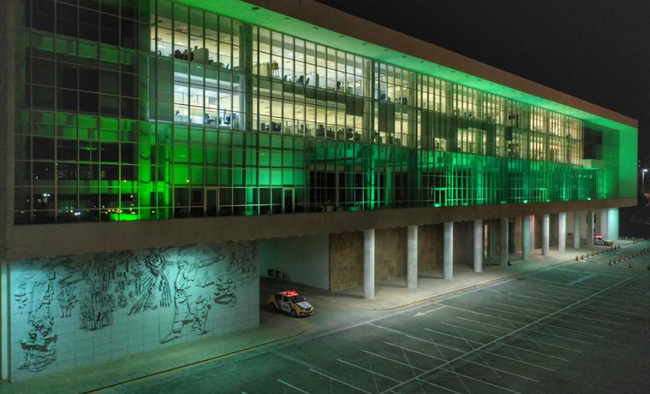Iluminação verde do Palácio Iguaçu lembra a Semana da Pessoa com Esquizofrenia. Foto: Alessandro Vieira/AEN