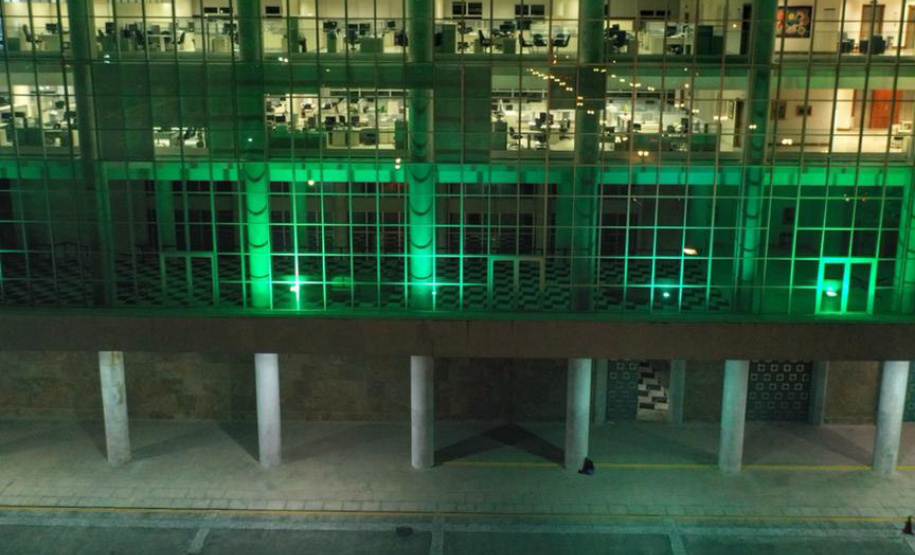 Iluminação verde do Palácio Iguaçu lembra a Semana da Pessoa com Esquizofrenia. Foto: Alessandro Vieira/AEN