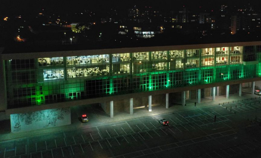 Iluminação verde do Palácio Iguaçu lembra a Semana da Pessoa com Esquizofrenia. Foto: Alessandro Vieira/AEN