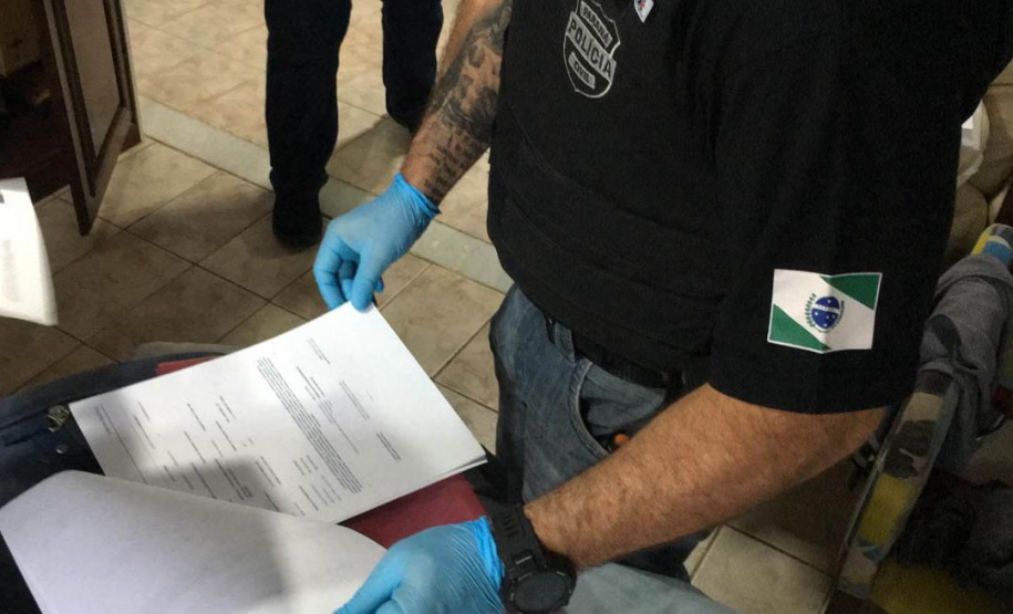 A Polícia Civil do Paraná (PCPR) cumpriu 15 mandados de busca e apreensão contra uma organização criminosa envolvida no transporte clandestino de passageiros nesta terça-feira (25). Os envolvidos estão ligados ao tombamento de um ônibus de turismo, ocorrido em janeiro na BR-376, em Guaratuba, Litoral do Estado, no qual 19 pessoas morreram. Durante a ação, um homem, de 53 anos, foi preso por posse ilegal de arma de fogo.  - Policía Civil/SESP-PR