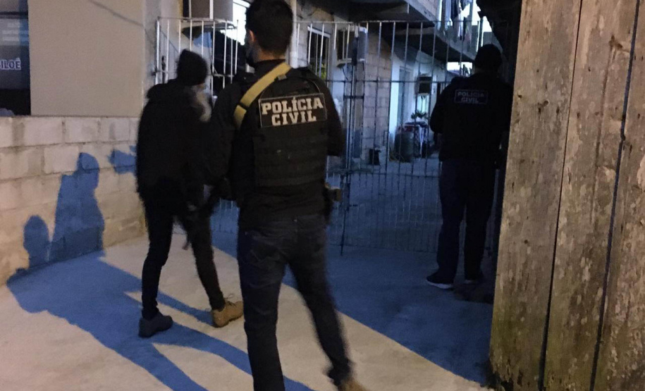 A Polícia Civil do Paraná (PCPR) cumpriu 15 mandados de busca e apreensão contra uma organização criminosa envolvida no transporte clandestino de passageiros nesta terça-feira (25). Os envolvidos estão ligados ao tombamento de um ônibus de turismo, ocorrido em janeiro na BR-376, em Guaratuba, Litoral do Estado, no qual 19 pessoas morreram. Durante a ação, um homem, de 53 anos, foi preso por posse ilegal de arma de fogo.  - Policía Civil/SESP-PR