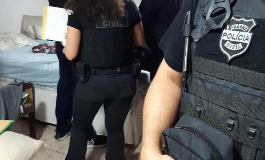 A Polícia Civil do Paraná (PCPR) cumpriu 15 mandados de busca e apreensão contra uma organização criminosa envolvida no transporte clandestino de passageiros nesta terça-feira (25). Os envolvidos estão ligados ao tombamento de um ônibus de turismo, ocorrido em janeiro na BR-376, em Guaratuba, Litoral do Estado, no qual 19 pessoas morreram. Durante a ação, um homem, de 53 anos, foi preso por posse ilegal de arma de fogo.  - Policía Civil/SESP-PR