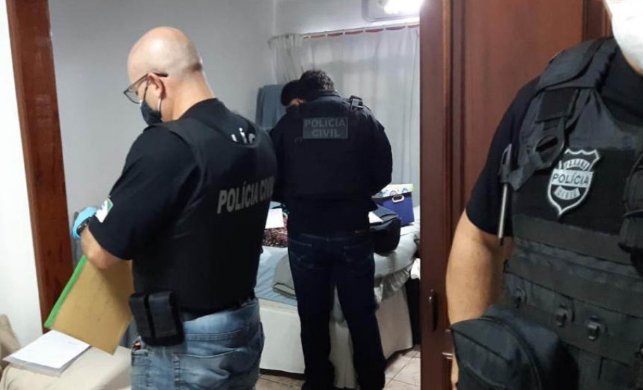 A Polícia Civil do Paraná (PCPR) cumpriu 15 mandados de busca e apreensão contra uma organização criminosa envolvida no transporte clandestino de passageiros nesta terça-feira (25). Os envolvidos estão ligados ao tombamento de um ônibus de turismo, ocorrido em janeiro na BR-376, em Guaratuba, Litoral do Estado, no qual 19 pessoas morreram. Durante a ação, um homem, de 53 anos, foi preso por posse ilegal de arma de fogo.  - Policía Civil/SESP-PR
