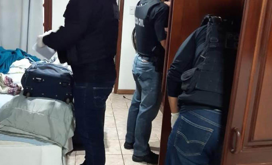 A Polícia Civil do Paraná (PCPR) cumpriu 15 mandados de busca e apreensão contra uma organização criminosa envolvida no transporte clandestino de passageiros nesta terça-feira (25). Os envolvidos estão ligados ao tombamento de um ônibus de turismo, ocorrido em janeiro na BR-376, em Guaratuba, Litoral do Estado, no qual 19 pessoas morreram. Durante a ação, um homem, de 53 anos, foi preso por posse ilegal de arma de fogo.  - Policía Civil/SESP-PR
