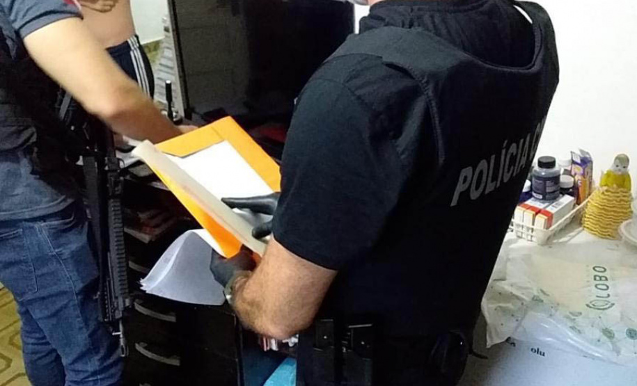 A Polícia Civil do Paraná (PCPR) cumpriu 15 mandados de busca e apreensão contra uma organização criminosa envolvida no transporte clandestino de passageiros nesta terça-feira (25). Os envolvidos estão ligados ao tombamento de um ônibus de turismo, ocorrido em janeiro na BR-376, em Guaratuba, Litoral do Estado, no qual 19 pessoas morreram. Durante a ação, um homem, de 53 anos, foi preso por posse ilegal de arma de fogo.  - Policía Civil/SESP-PR