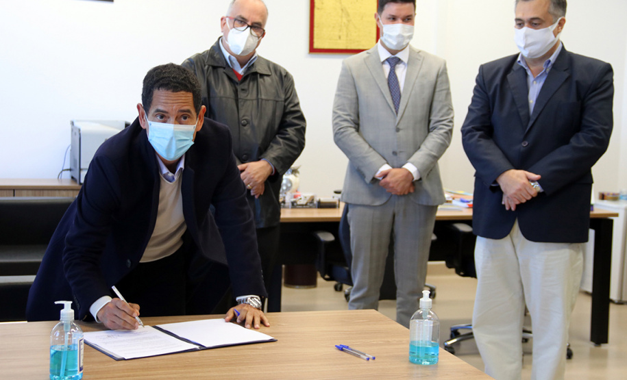 Assinatura de Termo de Cooperação Técnica para exames de patologia entre a Polícia Científica e o Complexo Hospitalar do Trabalhador. Na foto secretário da Segurança Pública do Paraná, Romulo Marinho Soares; secretário Chefe da Casa Civil, Guto Silva; secretário Estadual da Saúde, Beto Preto; chefe de gabinete da Secretaria da Saúde, Dr. César Augusto Neves Luiz.