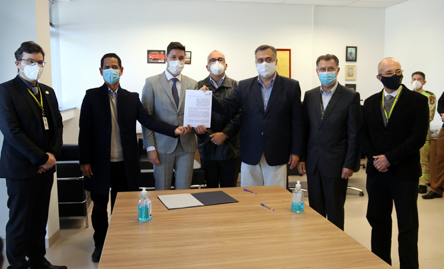 Assinatura de Termo de Cooperação Técnica para exames de patologia entre a Polícia Científica e o Complexo Hospitalar do Trabalhador. Na foto secretário da Segurança Pública do Paraná, Romulo Marinho Soares; secretário Chefe da Casa Civil, Guto Silva; secretário Estadual da Saúde, Beto Preto; chefe de gabinete da Secretaria da Saúde, Dr. César Augusto Neves Luiz e o iretor superintendente do Complexo Hospitar do Trabalhador, Geci Labres de Souza Júnior.