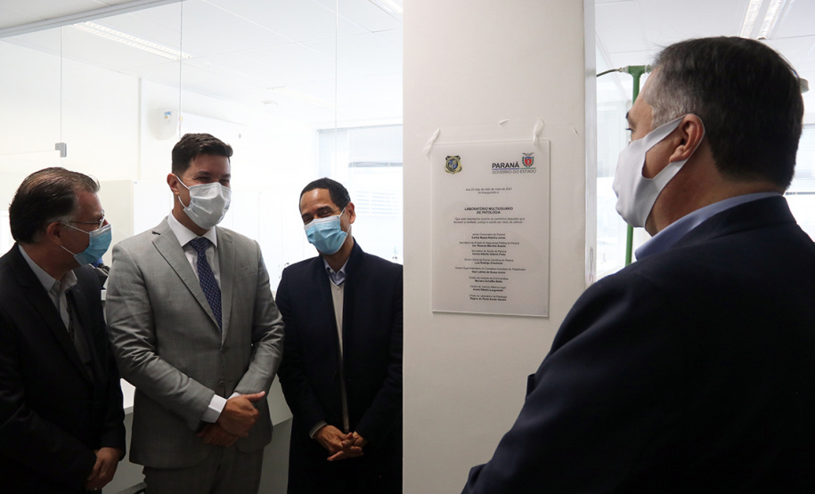 Assinatura de Termo de Cooperação Técnica para exames de patologia entre a Polícia Científica e o Complexo Hospitalar do Trabalhador e inauguração do laboratório multiusuário de patologia forense. Na foto secretário da Segurança Pública do Paraná, Romulo Marinho Soares; secretário Chefe da Casa Civil, Guto Silva; secretário Estadual da Saúde, Beto Preto; diretor superintendente do Complexo Hospitar do Trabalhador, Geci Labres de Souza Júnior.