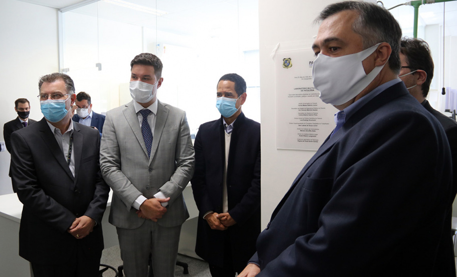Descerramento de placa de inauguração do laboratório multiusuário de patologia forense do Instituto Médico Legal. Na foto secretário da Segurança Pública do Paraná, Romulo Marinho Soares; secretário Chefe da Casa Civil, Guto Silva; secretário Estadual da Saúde, Beto Preto; diretor superintendente do Complexo Hospitar do Trabalhador, Geci Labres de Souza Júnior.