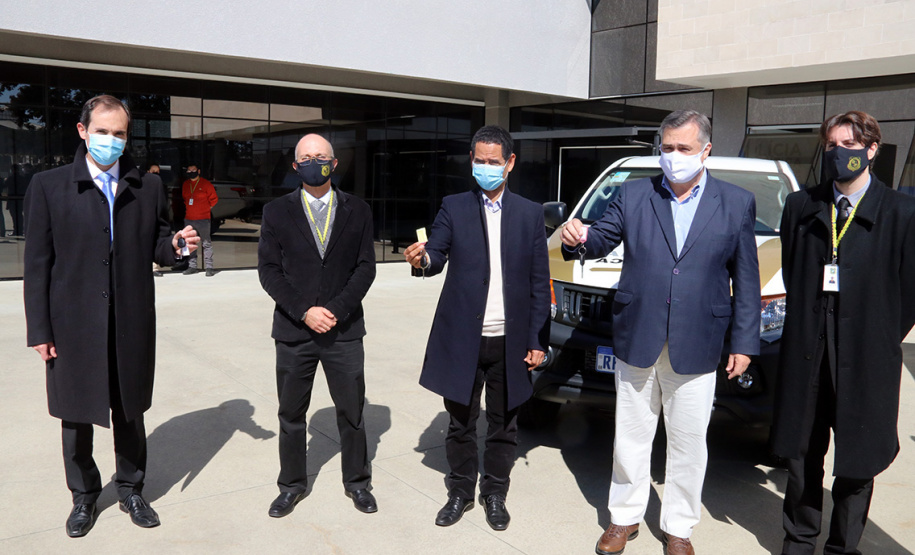 Entrega de novas viaturas para a Polícia Científica. Na foto o secretário da Segurança Pública do Paraná, Romulo Marinho Soares; secretário Chefe da Casa Civil, Guto Silva; secretário Estadual da Saúde, Beto Preto; diretor superintendente do Complexo Hospitar do Trabalhador, Geci Labres de Souza Júnior; diretor do Instituto Médico Legal (IML), André Ribeiro Langowiski; diretor do Instituto de Criminalística, Mariano Schaffka Netto;