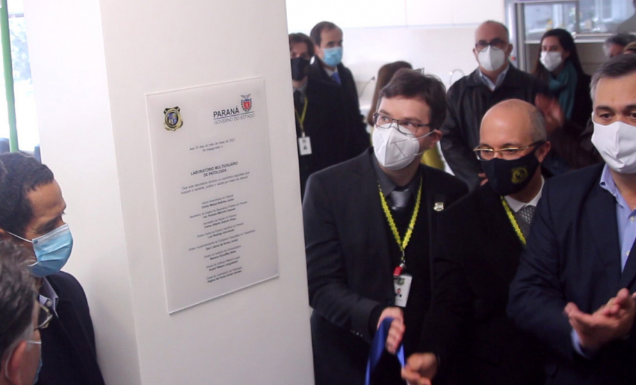 descerramento de placa de inauguração do laboratório multiusuário de patologia forense do Instituto Médico Legal descerramento de placa de inauguração do laboratório multiusuário de patologia forense do Instituto Médico Legal. Na foto secretário da Segurança Pública do Paraná, Romulo Marinho Soares; secretário Chefe da Casa Civil, Guto Silva; secretário Estadual da Saúde, Beto Preto; diretor superintendente do Complexo Hospitar do Trabalhador, Geci Labres de Souza Júnior.