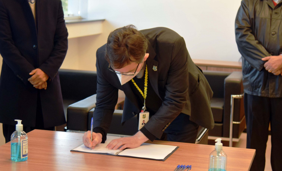 Um Termo de Cooperação Técnica firmado nesta terça-feira (25) entre a Polícia Científica e o Complexo Hospitalar do Trabalhador (CHT) vai permitir o uso compartilhado do laboratório multiusuário de patologia forense do Instituto Médico Legal (IML). Foto: Américo Antonio/SESA