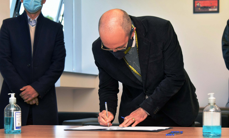 Um Termo de Cooperação Técnica firmado nesta terça-feira (25) entre a Polícia Científica e o Complexo Hospitalar do Trabalhador (CHT) vai permitir o uso compartilhado do laboratório multiusuário de patologia forense do Instituto Médico Legal (IML). Foto: Américo Antonio/SESA